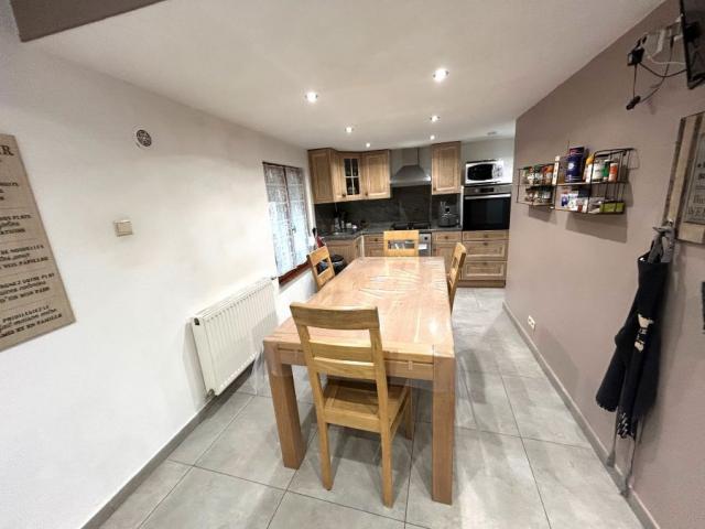 Maison semi individuelle située au coeur du village ! Très bo