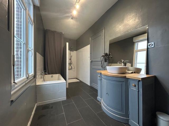 Fermette au carré bâtie sur une parcelle de 7042m2 et dévelo