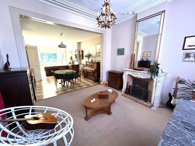 Maison bourgeoise semi individuelle située proche des commod