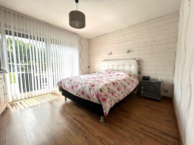 Beau plain pied individuel des années 90 développant 128m2 h