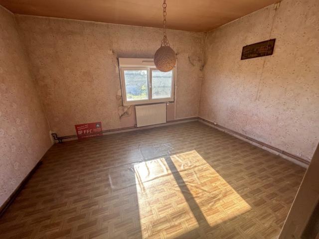 Maison mitoyenne à rénover, beau potentiel, secteur calme ! 