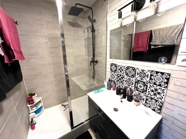 Hyper centre, maison mitoyenne avec 2 chambres proche toutes