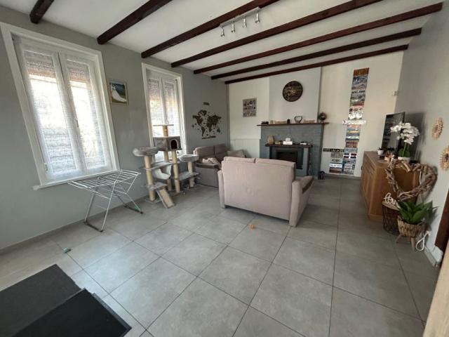 Maison semi individuelle située au coeur du village ! Très bo