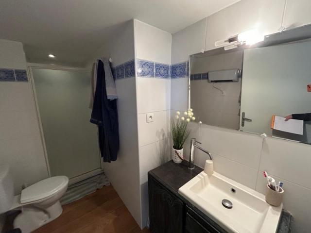 Belle maison de campagne bénéficiant de beaux volumes et bât