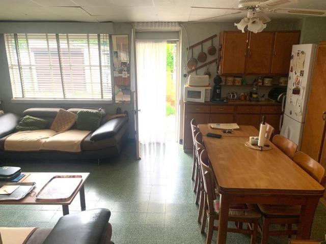 Maison semi individuelle à rénover avec garage, bâtie sur un