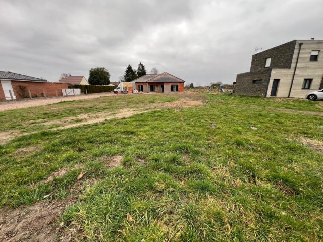 Terrain à bâtir de 954m2 exposé SUD/EST avec façade à rue de
