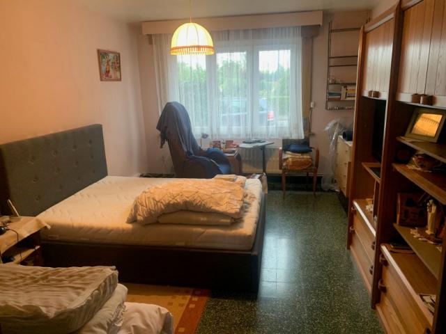 Maison semi individuelle à rénover avec garage, bâtie sur un