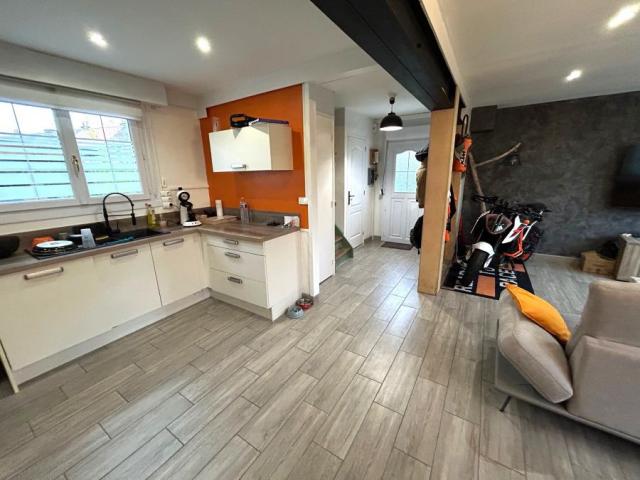 Proche du centre et des commodités, semi individuelle très b