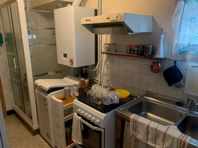 Maison semi individuelle à rénover avec garage, bâtie sur un