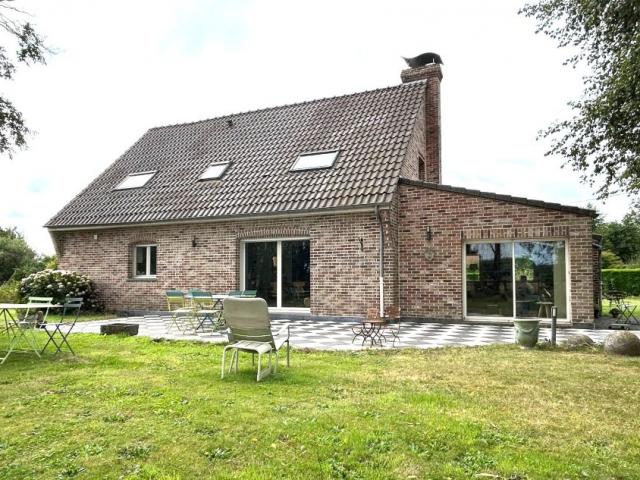 Pavillon individuel de 2000 développant 165m2 de superficie 