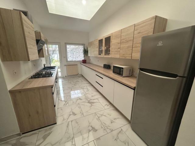 Maison 1930 mitoyenne rénovée avec garage, développant 119m2