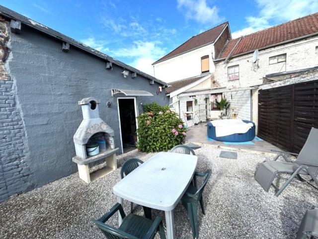 Maison semi individuelle située au coeur du village ! Très bo