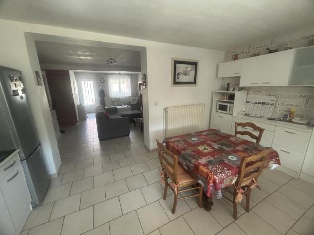 Semi individuelle rénovée développant 92,22m2 et bâtie sur 3