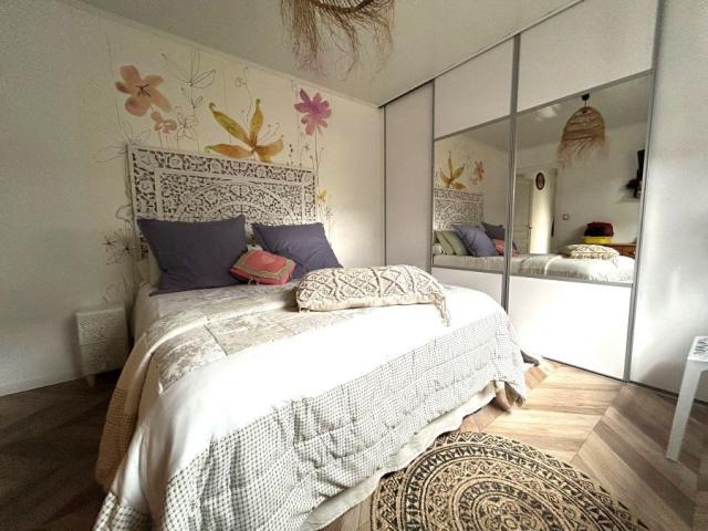 Plain-pied semi individuel entièrement rénové, avec extérieu