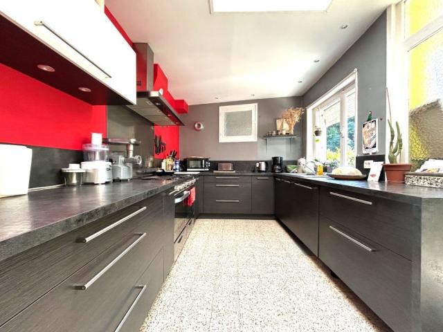 Maison bourgeoise semi individuelle située proche des commod