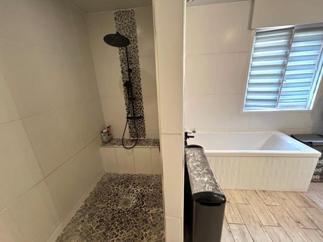 Beau plain pied individuel des années 90 développant 128m2 h