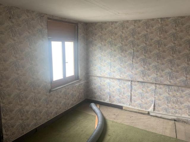 Maison 1930 mitoyenne, bon état située en centre ville + esp