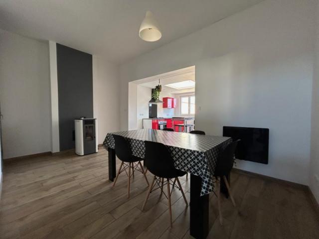 Proche frontière, maison 1930 mitoyenne entièrement rénovée 