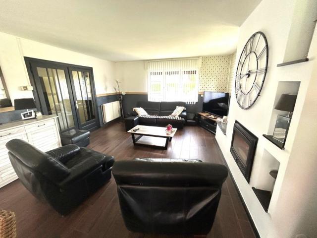 Beau plain pied individuel des années 90 développant 128m2 h