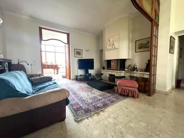 Château des années 30 avec maison d'invitée et dépendances, 