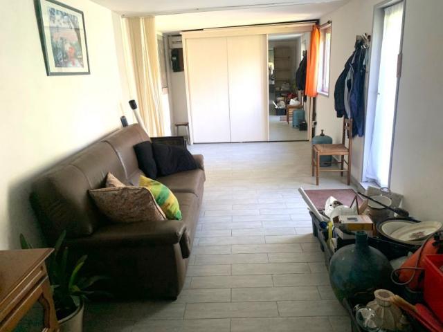Centre du village, beau potentiel pour cette longère divisée
