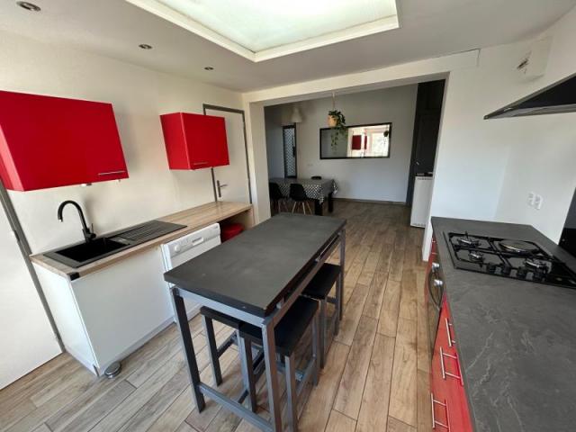 Proche frontière, maison 1930 mitoyenne entièrement rénovée 