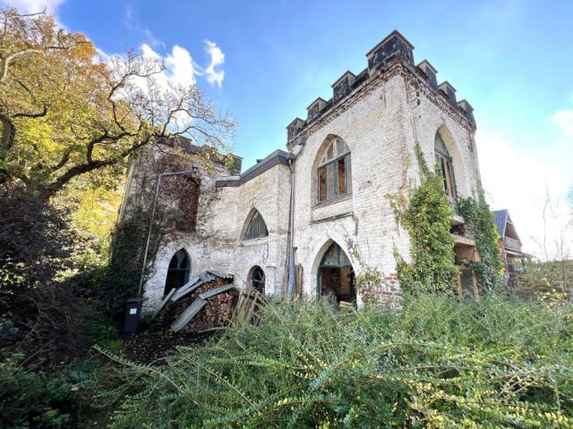 Château des années 30 avec maison d'invitée et dépendances, 