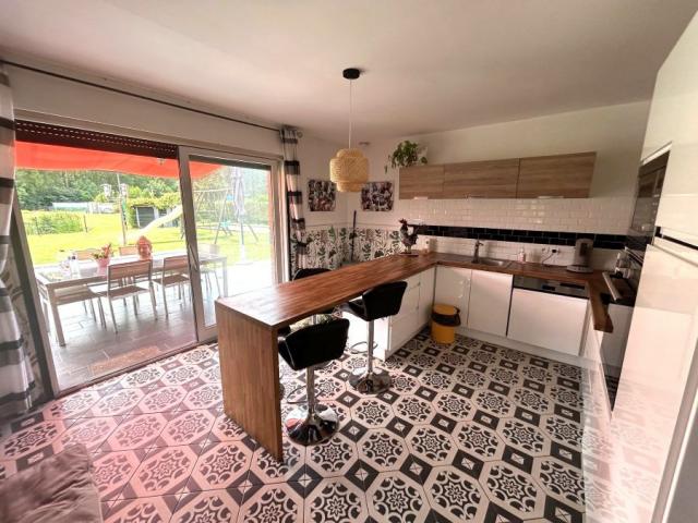 Beau plain pied individuel des années 90 développant 128m2 h