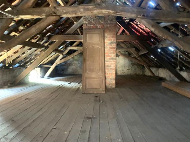 Centre du village, beau potentiel pour cette longère divisée