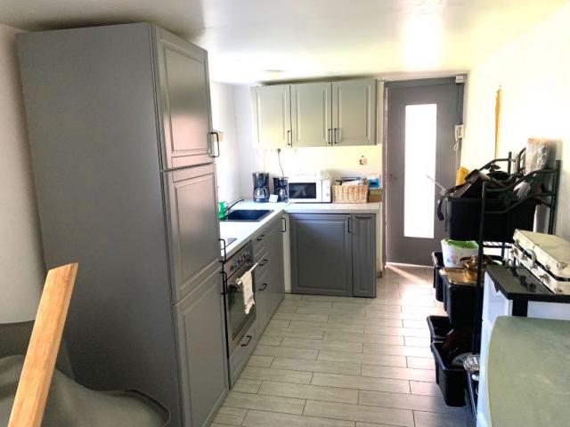 Centre du village, beau potentiel pour cette longère divisée