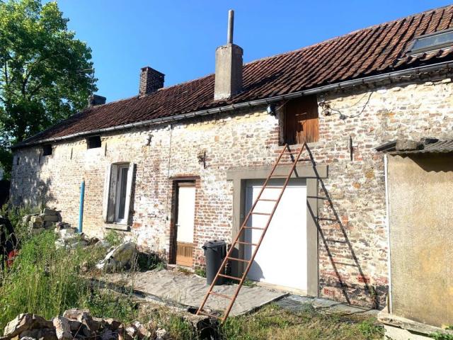 Centre du village, beau potentiel pour cette longère divisée