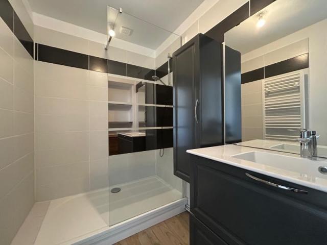 Proche frontière, maison 1930 mitoyenne entièrement rénovée 