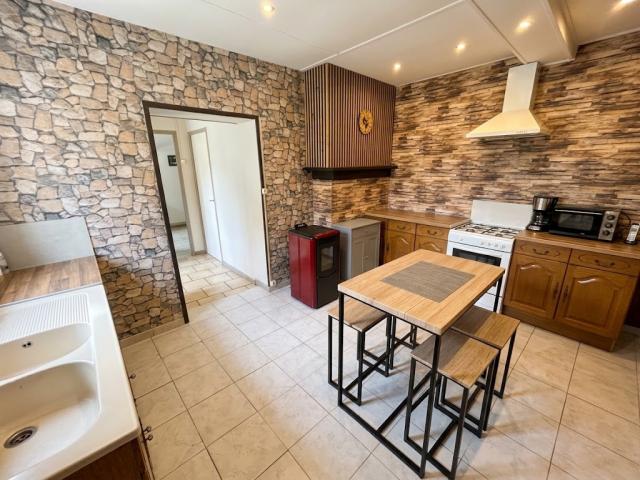 Maison semi individuelle de 1856 développant 121,55m2 et bât