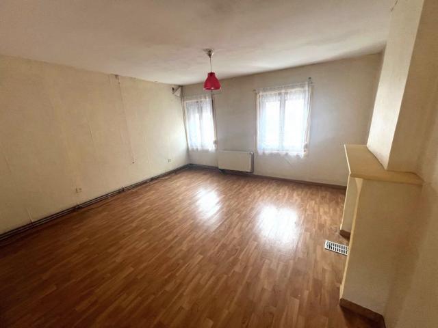 Maison 1930 centre ville, mitoyenne développant 80,37m2 et b