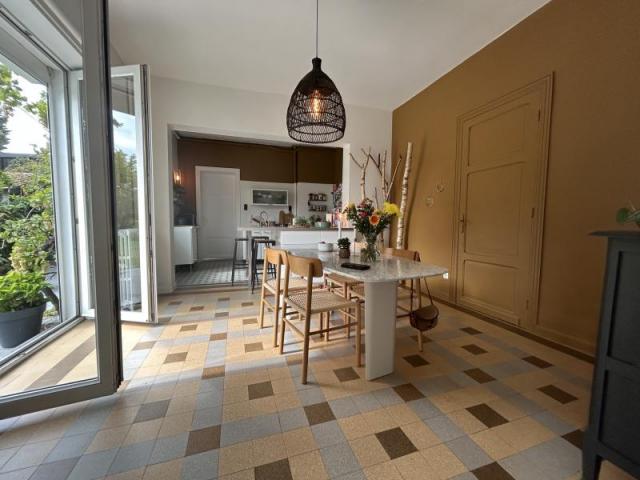 Maison de style bourgeoise double distribution développant 2