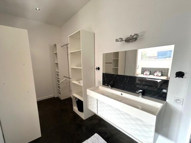 Grange entièrement rénovée en plain-pied, développant 160m2 