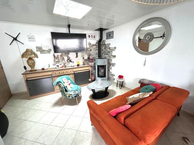 Plain-pied semi individuel entièrement rénové, avec extérieu