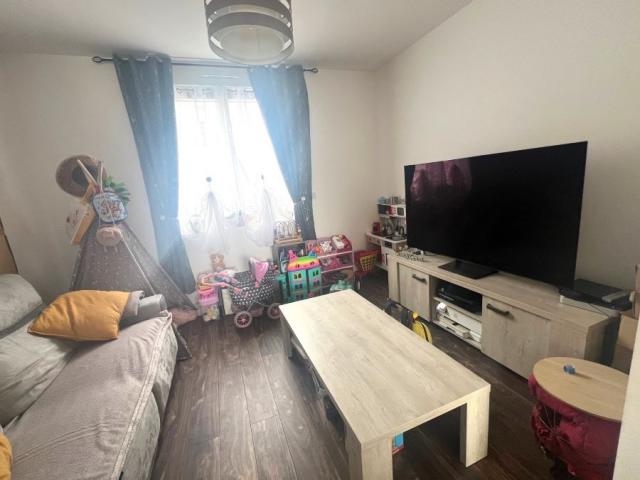 Maison semi individuelle située en secteur prisé, entièremen