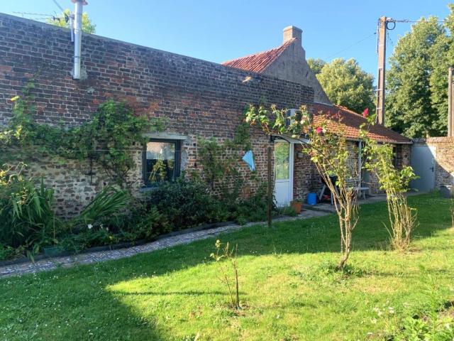 Centre du village, beau potentiel pour cette longère divisée