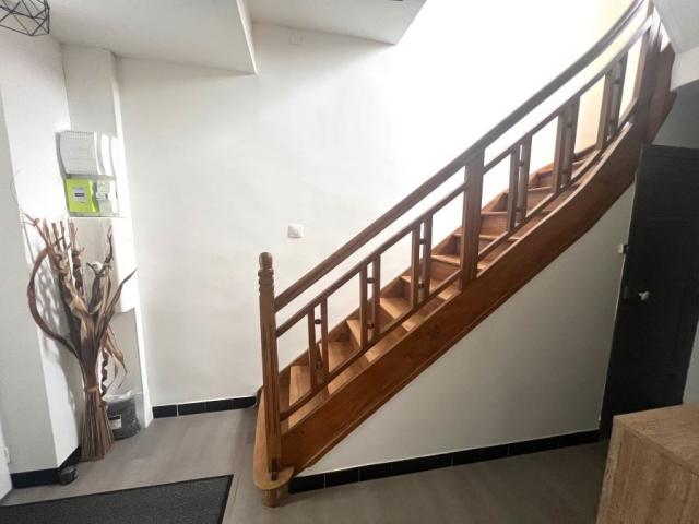 Maison semi individuelle située en secteur prisé, entièremen