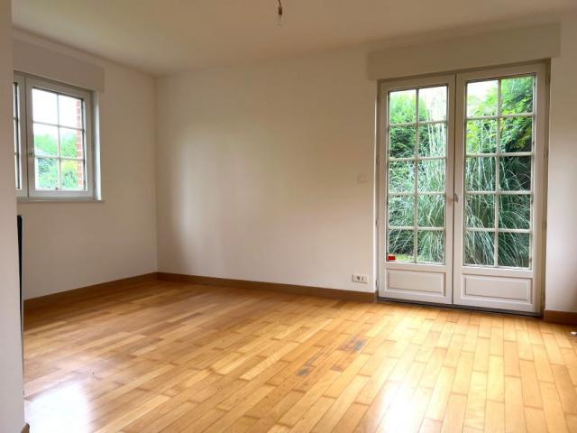 Pavillon individuel de 2000 semi plain-pied bâti sur un terr