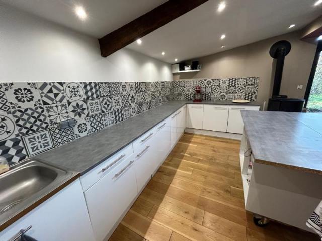 Belle maison de campagne bénéficiant de beaux volumes et bât