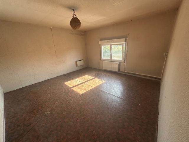 Maison mitoyenne à rénover, beau potentiel, secteur calme ! 