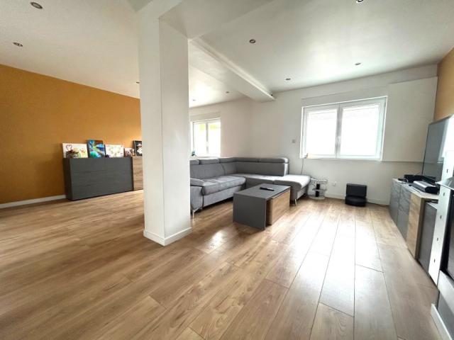 Maison de campagne semi individuelle développant 120m2 et bâ