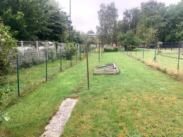 Maison semi individuelle à rénover avec garage, bâtie sur un