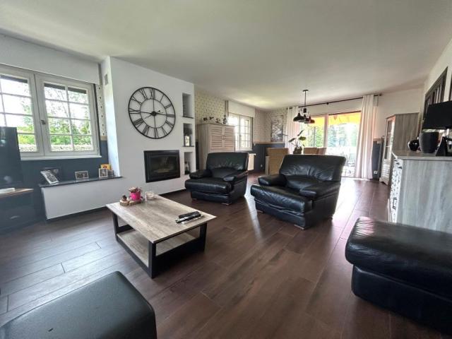 Beau plain pied individuel des années 90 développant 128m2 h