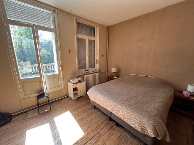 Maison bourgeoise semi individuelle située proche des commod