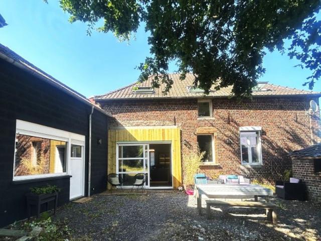 Maison de campagne bénéficiant de beaux volumes bâtie sur 18