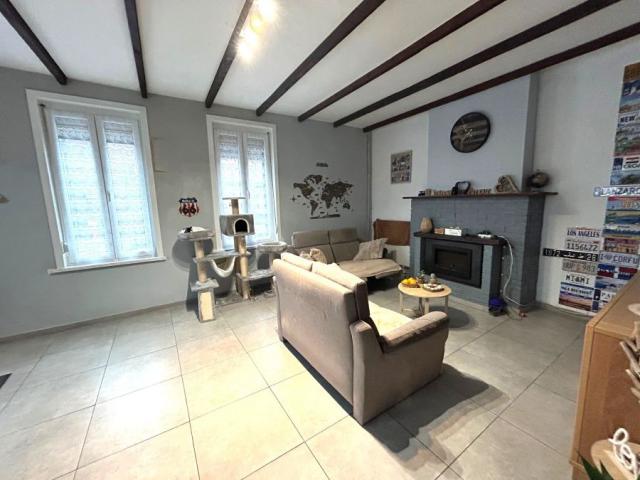 Maison semi individuelle située au coeur du village ! Très bo