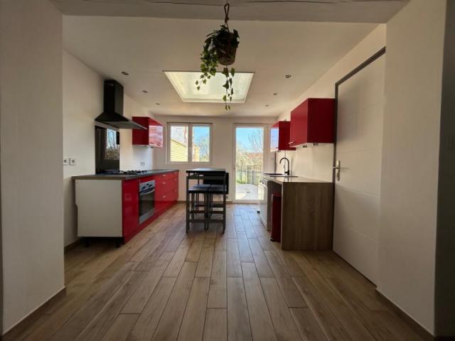 Proche frontière, maison 1930 mitoyenne entièrement rénovée 